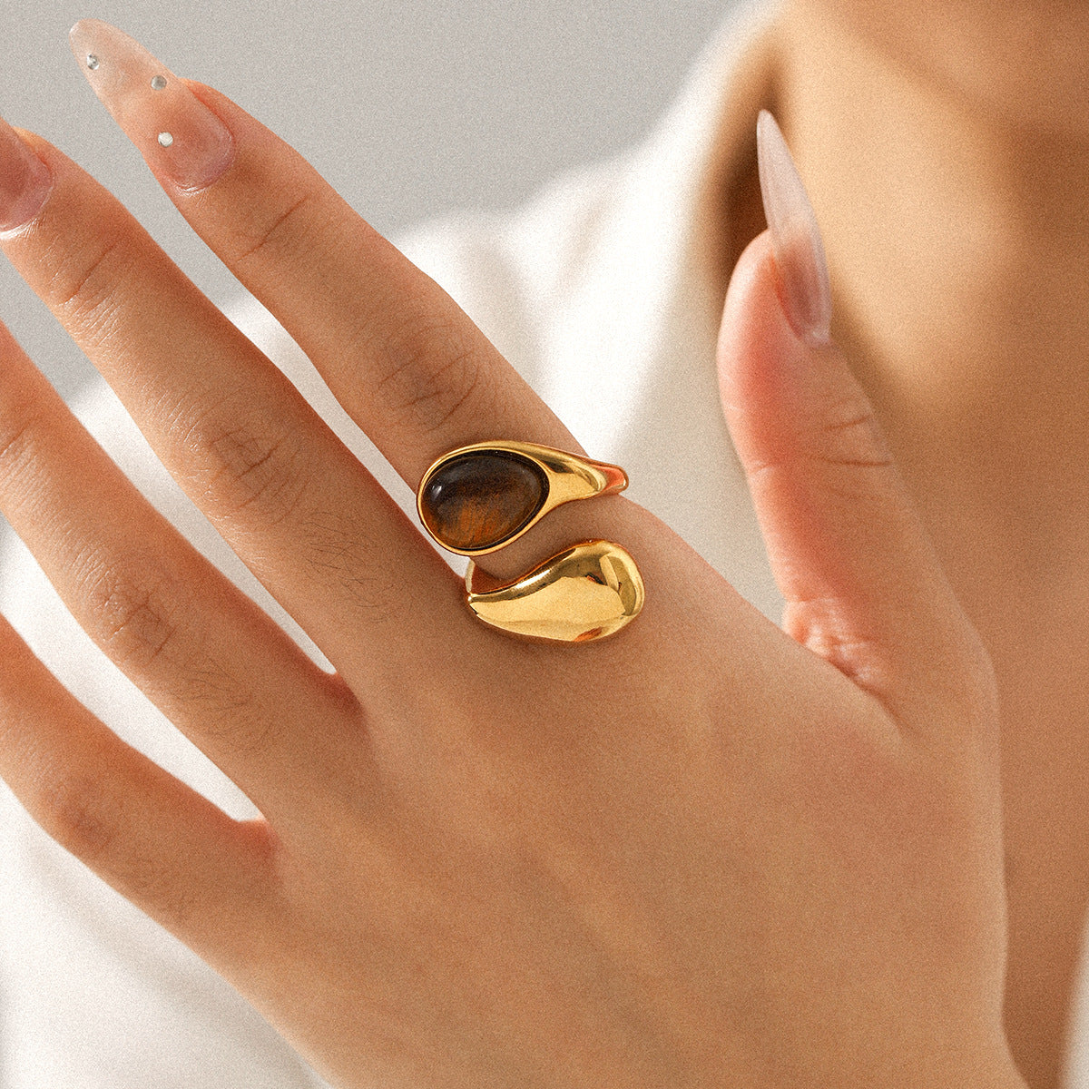 Bague en acier inoxydable en forme de goutte d'eau incrustée d'œil de tigre
